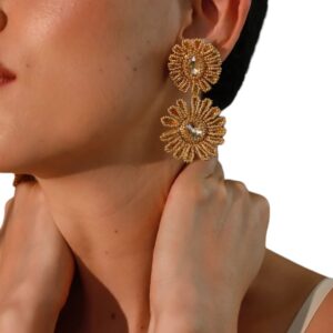 Elegantes aretes MARGATI en oro rosa con detalles de cristales.