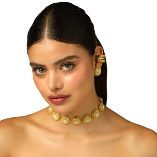 Choker Amanecer dorado con cristales, mostacillas y broche bañado en oro de 24K